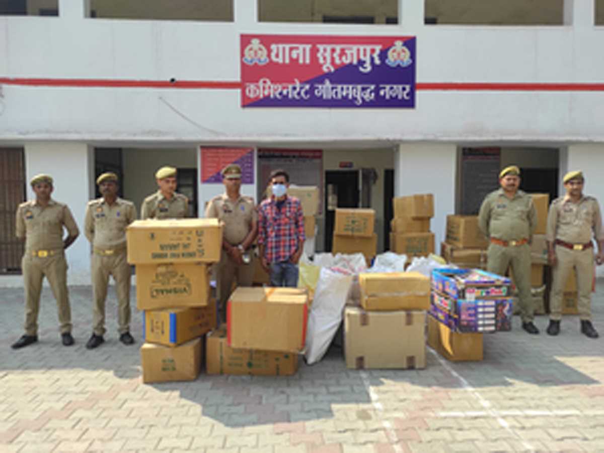 ग्रेटर नोएडा में अवैध पटाखों के साथ एक अभियुक्त गिरफ्तार